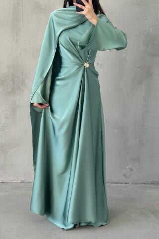 Akıcı Kumaş Ve Broş Detaylı Saten Tesettür Abiye Mint Yeşili