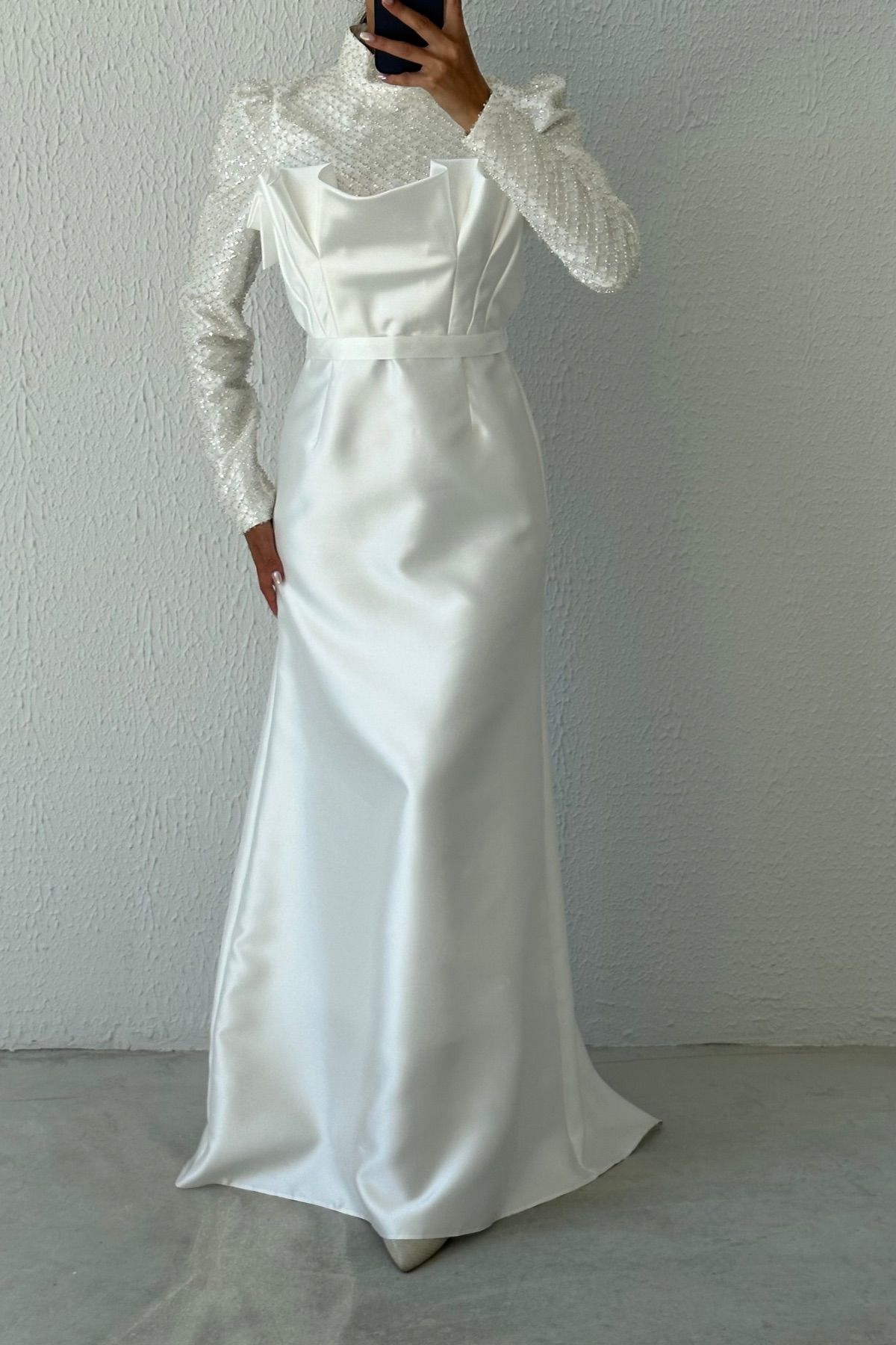 Saten Üzerinde Zarif Dantel Tesettür Abiye Ekru