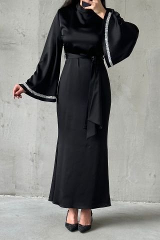 فستان سهرة ساتان بتصميم فريد مع تفاصيل أكمام باللون الأسود