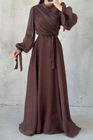 Drapeli Kuşak Detaylı Janjan Kumaş Tesettür Abiye Kahverengi