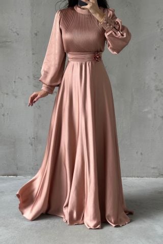 Çiçek Detaylı İnce Pliseli Tesettür Abiye Pudra