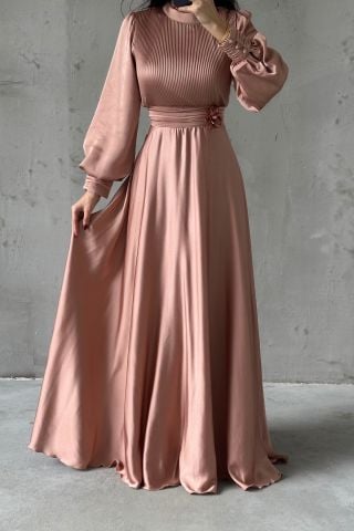 Çiçek Detaylı İnce Pliseli Tesettür Abiye Pudra