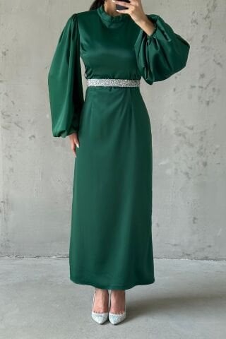 فستان سهرة أنيق من الساتان مع حزام من الأحجار باللون الأخضر