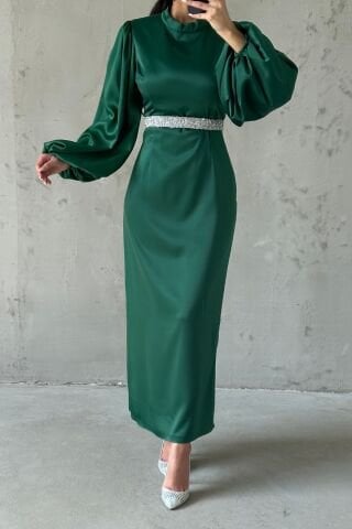 فستان سهرة أنيق من الساتان مع حزام من الأحجار باللون الأخضر