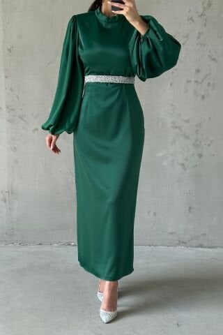 فستان سهرة أنيق من الساتان مع حزام من الأحجار باللون الأخضر