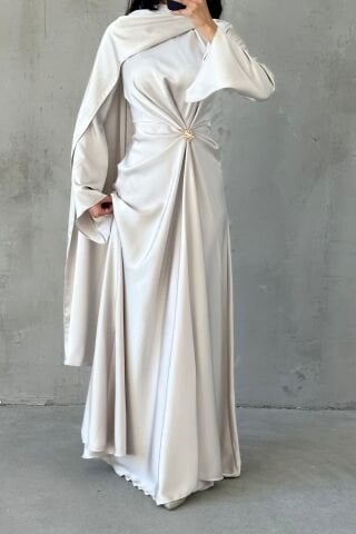 Akıcı Kumaş Ve Broş Detaylı Saten Tesettür Abiye Krem