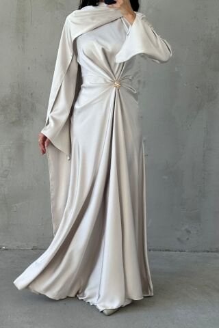 Akıcı Kumaş Ve Broş Detaylı Saten Tesettür Abiye Krem