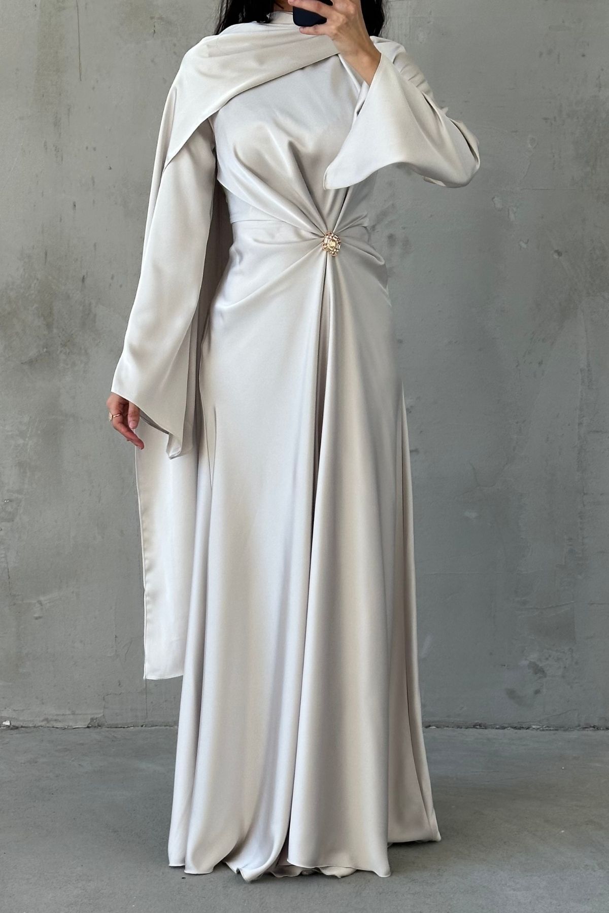 Akıcı Kumaş Ve Broş Detaylı Saten Tesettür Abiye Krem