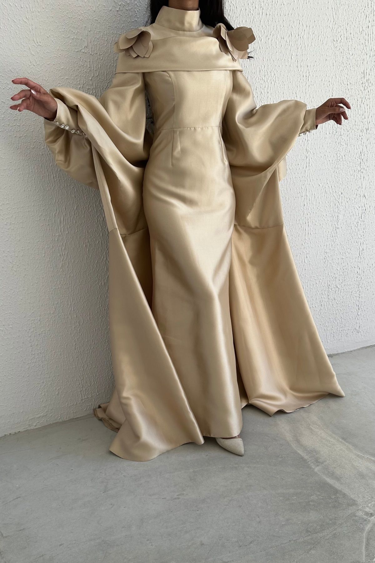 Pelerin Detaylı Şık Akıcı Saten Balon Kol Tesettür Abiye Bej