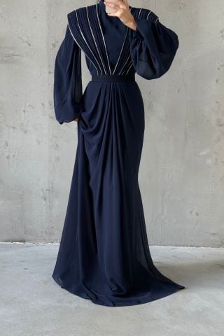 فستان سهرة شيفون للحجاب بتفاصيل فريدة من نوعها باللون الأزرق الداكن