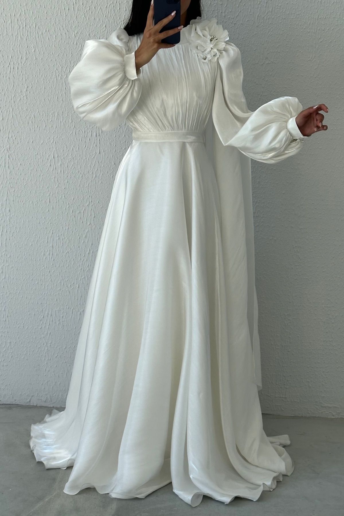 Akıcı Organze ve Piliseli Omuz Detaylı Abiye Ekru