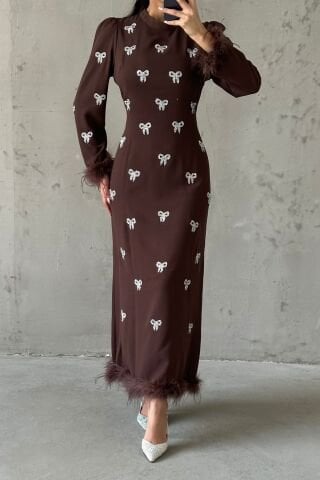 فستان سهرة أسود مطرز بالريش مع حجاب وحجر فيونكة بني