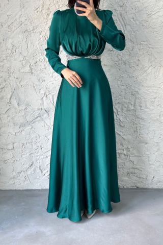 Taş Detaylı Üstü Büzgülü Saten Tesettür Abiye Zümrüt Yeşili