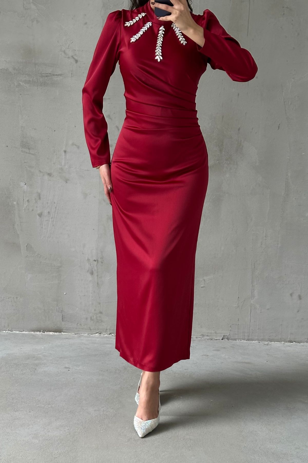 Dazzling Burgundy Hijab Evening Dress with Flowing Fabric