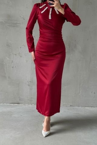 Dazzling Burgundy Hijab Evening Dress with Flowing Fabric