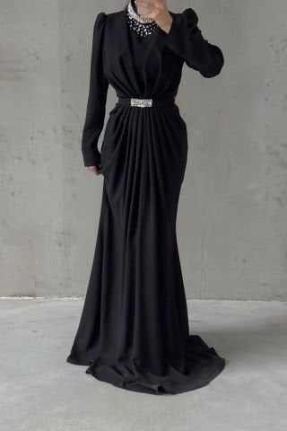 فستان سهرة أنيق من الكريب بحزام وتفاصيل مجمعة باللون الأسود