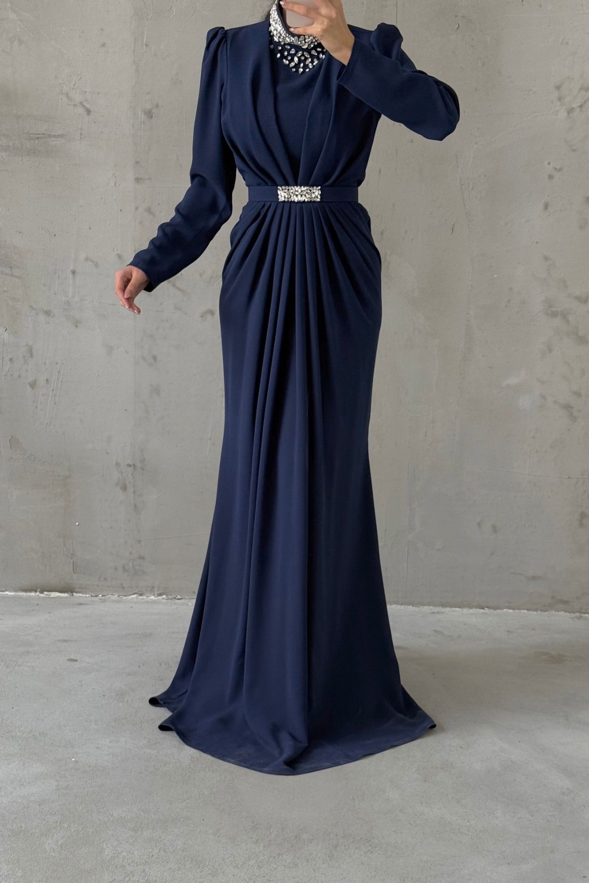 Zarif Büzgü Detaylı Kemerli Krep Tesettür Abiye Lacivert