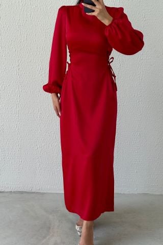 فستان سهرة من الساتان للحجاب مع تفاصيل ربطة الخصر باللون الأحمر الفاتح