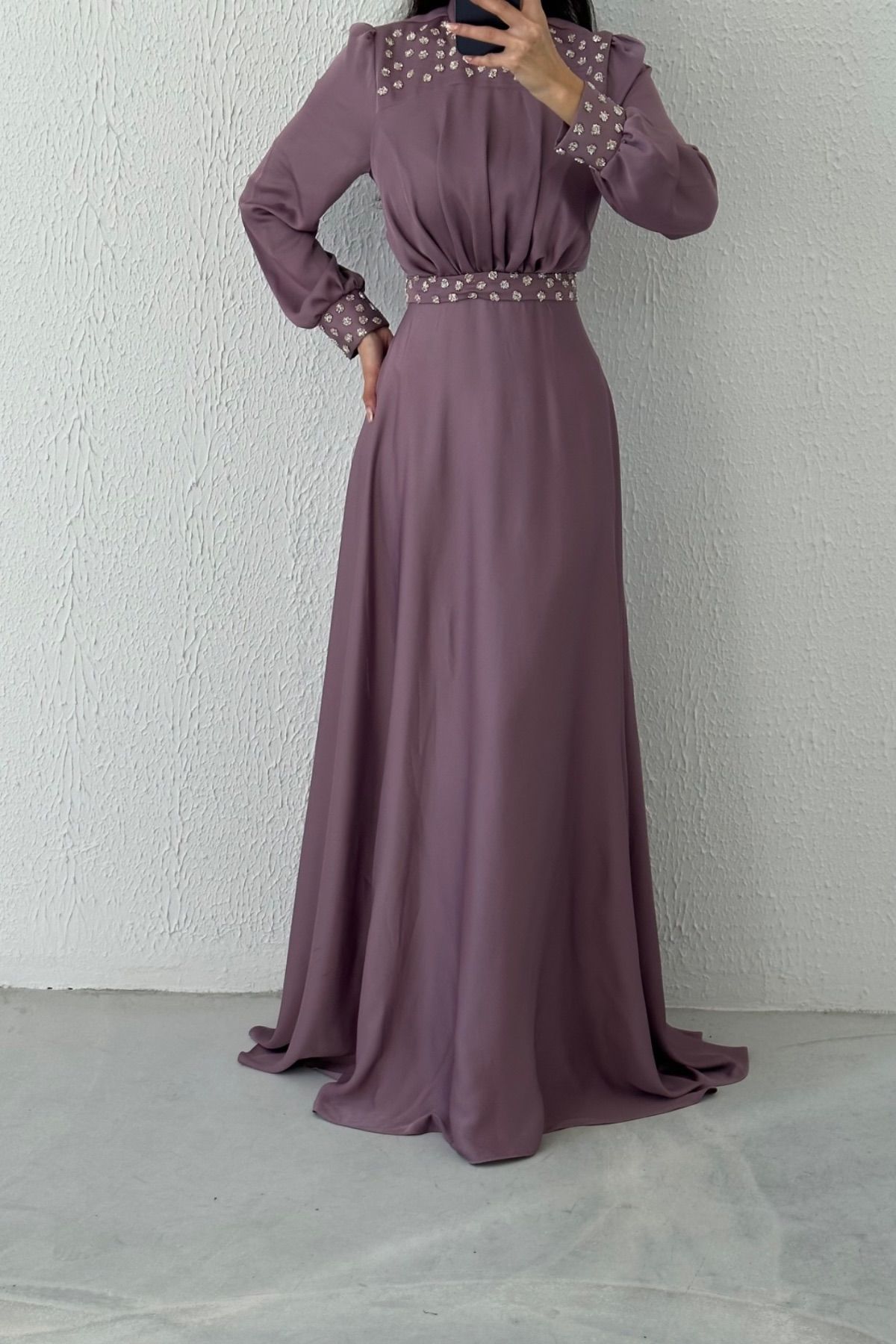 Taş Süslemeli Lila Saten Tesettür Abiye - Tesettür Şıklığı