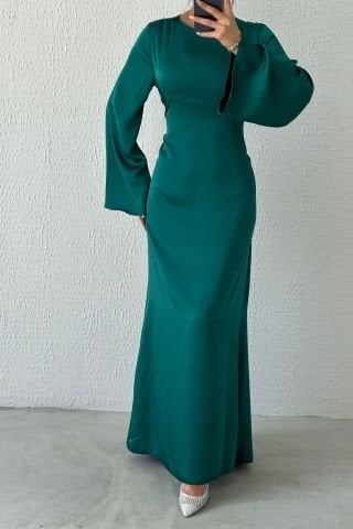 Arkadan Bağlama Detaylı Basic Saten Tesettür Abiye Zümrüt