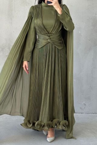 فستان سهرة أنيق من قماش الكاكي المطوي مع حجاب