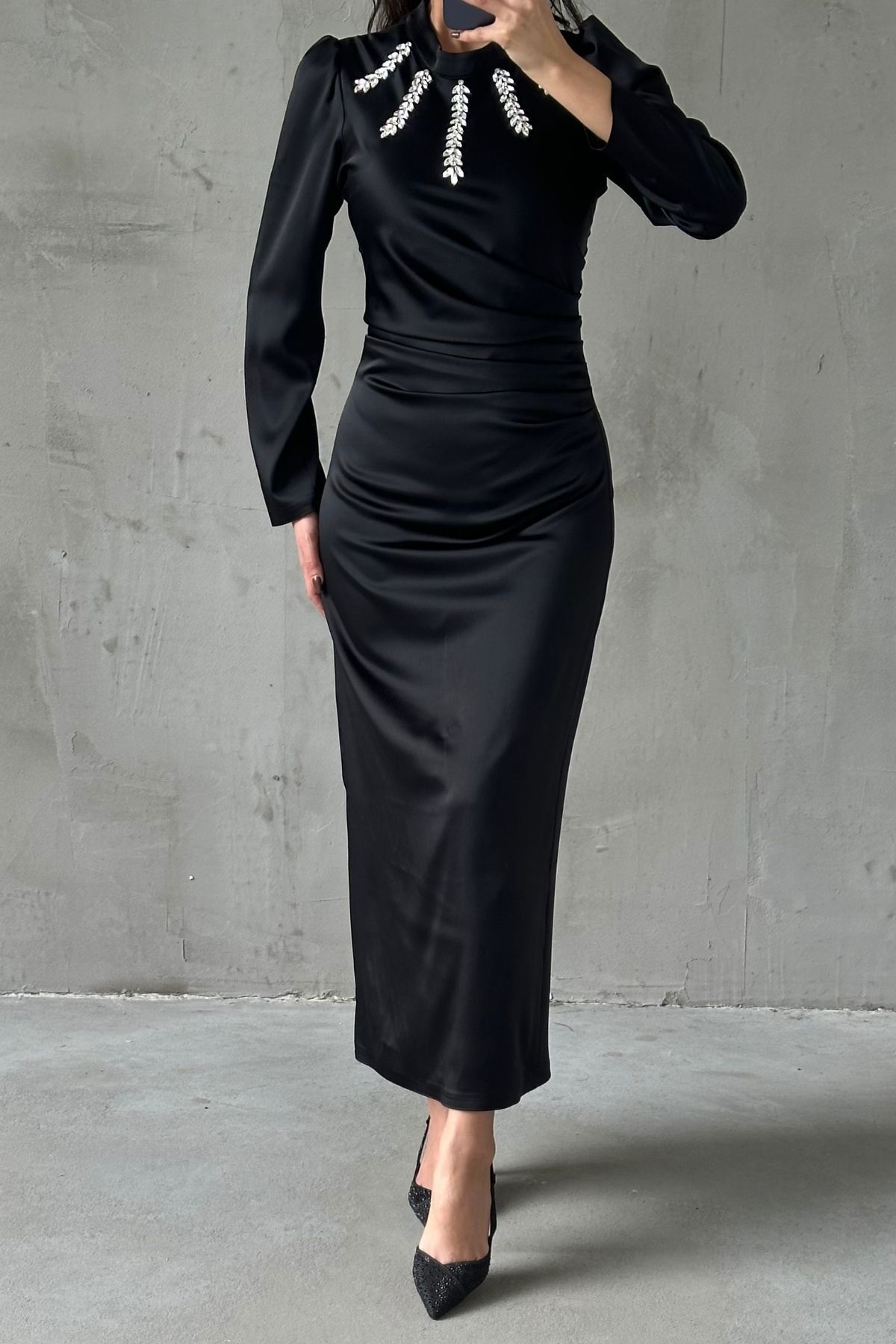 Dazzling Modest Evening Dress Black with Flowing Fabric