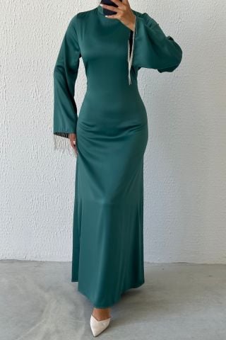لؤلؤة الساتان: فستان سهرة بحجاب بتفاصيل سلسلة وأكمام واسعة، أخضر نعناعي
