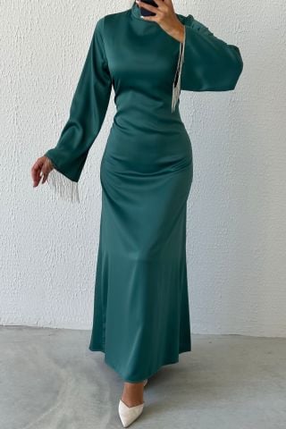 لؤلؤة الساتان: فستان سهرة بحجاب بتفاصيل سلسلة وأكمام واسعة، أخضر نعناعي