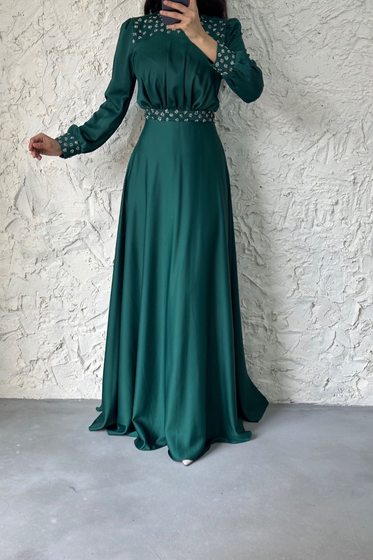 Taş Süslemeli Zümrüt Saten Tesettür Abiye - Tesettür Şıklığı