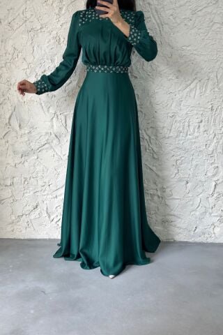 Taş Süslemeli Zümrüt Saten Tesettür Abiye - Tesettür Şıklığı