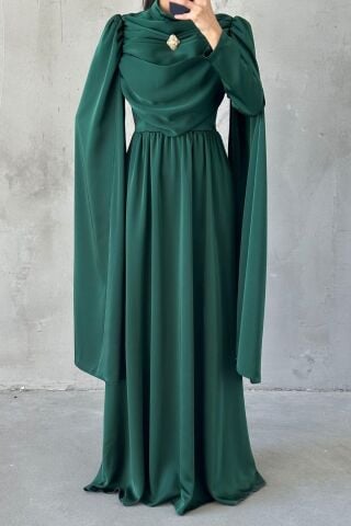 Dökümlü Broş Detaylı Saten Tesettür Abiye Zümrüt Yeşili