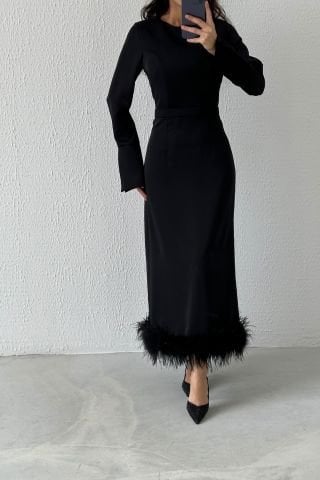 فستان سهرة من الكريب للحجاب مع تفاصيل ريشة عند الحاشية، أسود