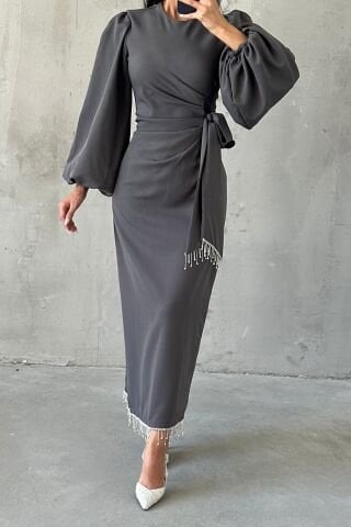 فستان سهرة أنيق من الكريب المزدوج باللون الرمادي