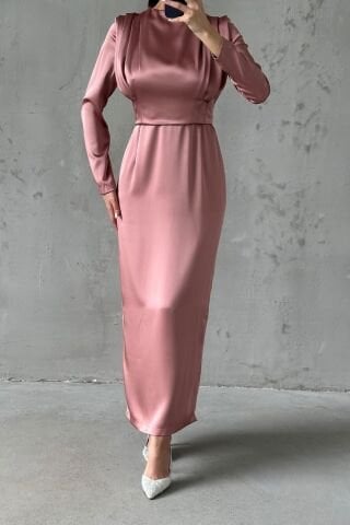 فستان سهرة بسيط وأنيق مع حجاب باللون البودرة