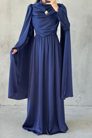 Dökümlü Broş Detaylı Saten Tesettür Abiye Lacivert