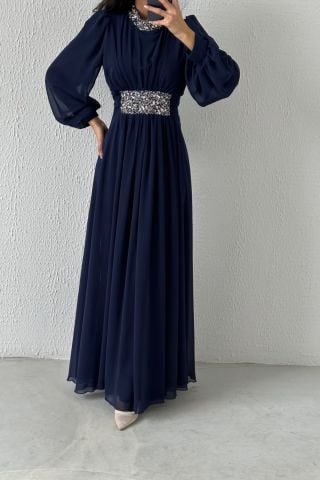 فستان سهرة بتصميم عصري من الشيفون والحجاب باللون الأزرق الداكن