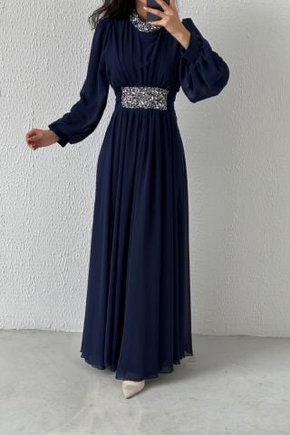 فستان سهرة بتصميم عصري من الشيفون والحجاب باللون الأزرق الداكن