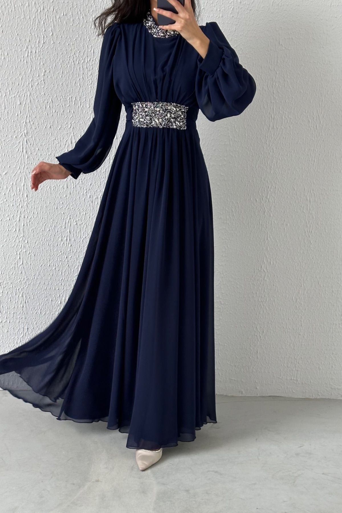 فستان سهرة بتصميم عصري من الشيفون والحجاب باللون الأزرق الداكن