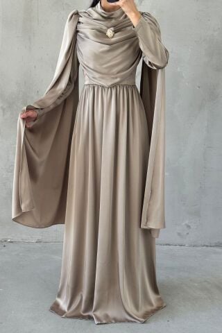 Dökümlü Broş Detaylı Saten Tesettür Abiye Vizon