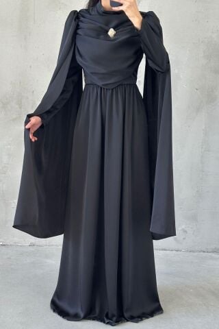 Dökümlü Broş Detaylı Saten Tesettür Abiye Siyah