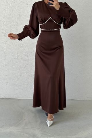 Eşsiz İnci Detaylı Saten Tesettür Abiye Kahverengi