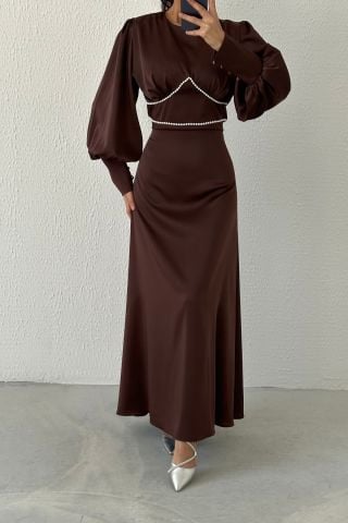Eşsiz İnci Detaylı Saten Tesettür Abiye Kahverengi