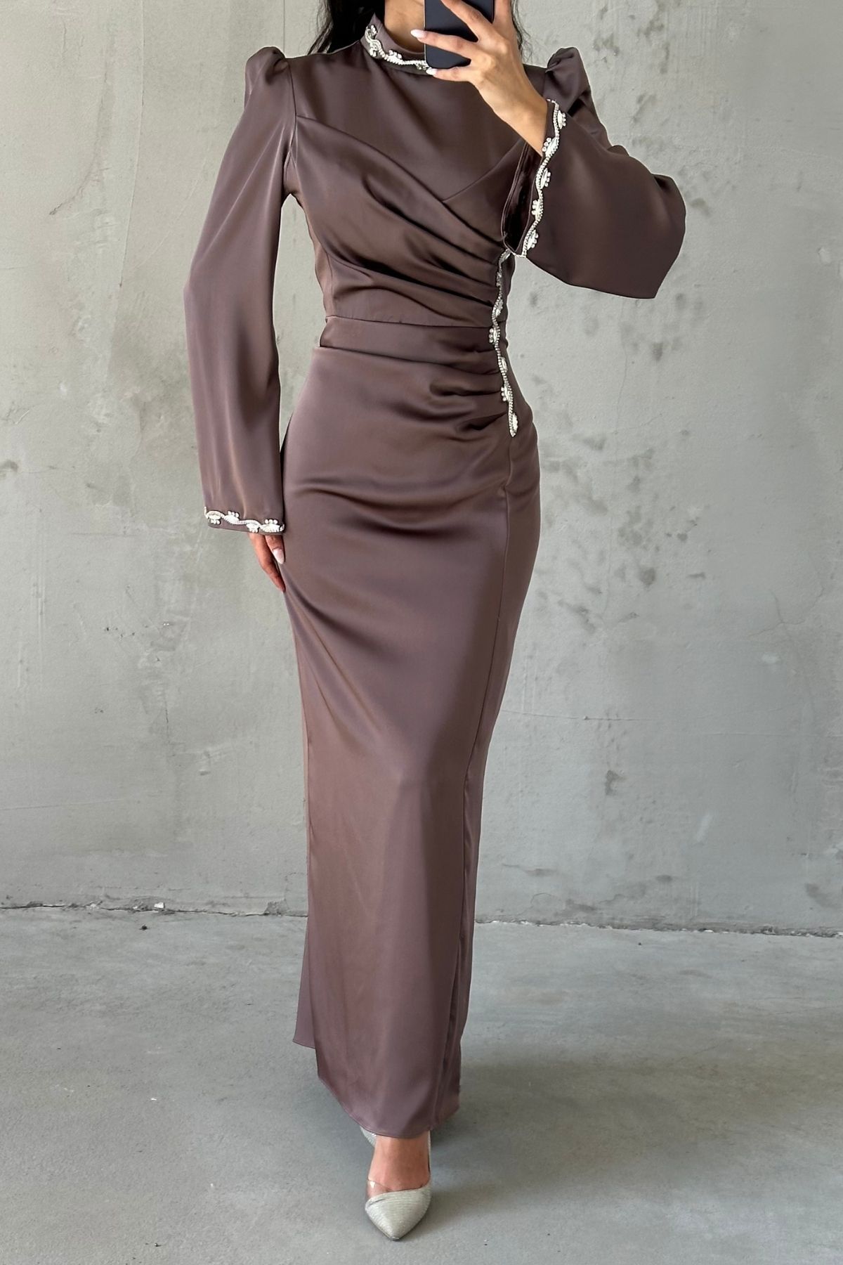 Eşsiz Drape Ve Taş Detaylı Saten Tesettür Abiye Vizon