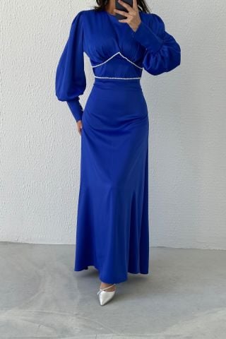 فستان سهرة فريد من نوعه مزين باللؤلؤ من الساتان والحجاب باللون الأزرق