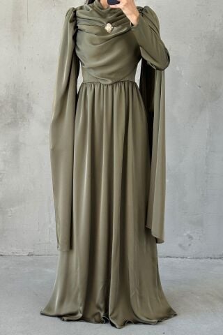 Dökümlü Broş Detaylı Saten Tesettür Abiye Haki