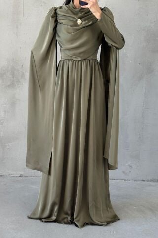 Dökümlü Broş Detaylı Saten Tesettür Abiye Haki