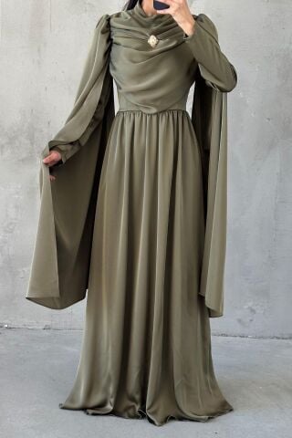 Dökümlü Broş Detaylı Saten Tesettür Abiye Haki