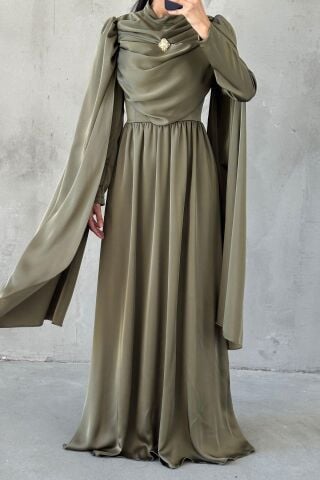 Dökümlü Broş Detaylı Saten Tesettür Abiye Haki