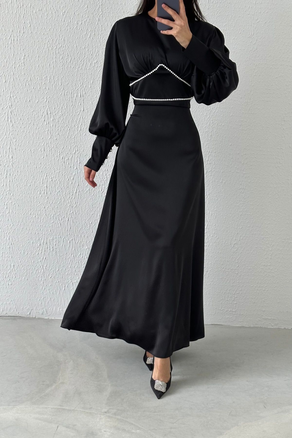 Eşsiz İnci Detaylı Saten Tesettür Abiye Siyah