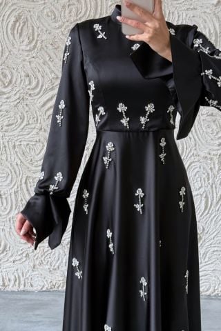 Detaylarıyla Büyüleyen Saten Tesettür Abiye Siyah
